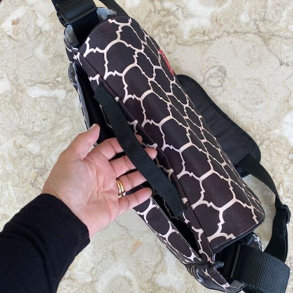 NEW Skip Hop Dash Messenger Diaper Bag, Onyx Tile - Picture 9 of 13